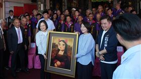 周春米贈萌貓版「蒙娜麗莎」畫作給蔡總統總統蔡英文（中左）11日走訪屏東潮州四春三山國王廟，屏東縣長周春米（中右）現場特別致贈一幅貓咪版世界名畫「蒙娜麗莎」給愛貓的蔡總統。中央社記者黃郁菁攝  113年5月11日