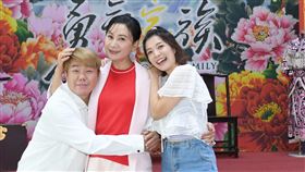 林雨宣、羅裕誴特別準備母親節蛋糕，要獻給陳亞蘭。（圖／公視台語台、華視提供）