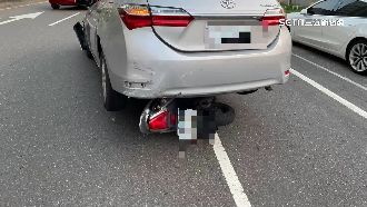 2次車禍！轎車追撞倒車再撞5機車騎士骨折