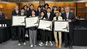 巴黎國際發明展  無塑垂直農場等獲金獎第123屆巴黎國際發明展10日晚間頒獎，台灣66件專利創作參展，共獲得13金、17銀、36銅，為歷年最多金牌。圖為無塑紙箱、寵物生理項圈、瀝水籃與無塑垂直農場獲金獎肯定。中央社記者曾婷瑄巴黎攝  113年5月11日