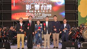「影．響台灣」音樂會  基隆國門廣場登場文化部舉辦文化平權巡演，11日晚間在基隆國門廣場舉行「影．響台灣」電影星空音樂會，文化部次長王時思（左3）、內政部長林右昌（左2）、基隆市長謝國樑（右3）等人共同敲鑼，宣布10場巡迴演出從基隆正式啟航。（基隆市政府提供）中央社記者王朝鈺傳真  113年5月11日