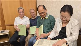 游錫(方方土)邀「噶瑪蘭週刊」成員宜蘭相聚前立法院長游錫(方方土)（右2）於1986年創辦「噶瑪蘭週刊」，創刊時隔38年，游錫(方方土)11日邀請當年週刊成員陳金德（左）、田秋堇（右）等人齊聚羅東金門餐廳，感謝大家堅持理念，讓宜蘭成為台灣環保先驅者。（讀者提供）中央社記者王朝鈺傳真  113年5月11日