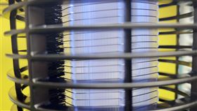 KINYO自動清潔太陽能捕蚊燈解決民眾手動刷網的困擾。（圖／486團購網提供）