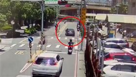 張男搭車逃跑畫面