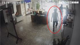 霧峰分局偵查隊林姓小隊長，值勤期間擅離職守，被自家人發現在賭場出沒。（圖／翻攝畫面）