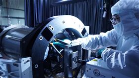 福八光學遙測酬載進行焦平面量測福八衛星團隊人員使用干涉儀進行光學遙測酬載焦平面量測與確認。（TASA提供）中央社記者張璦傳真  113年5月12日