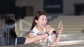 連靜雯在阿布達比亞斯賽道上上台接受公司表揚（圖／楠軒工作室提供）