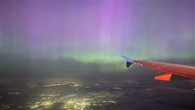 僑務委員飛機上拍到極光僑務委員曾俊明曾到冰島追極光不成，11日凌晨在飛機上拍到極光。（曾俊明提供）中央社記者石秀娟華盛頓傳真  113年5月12日