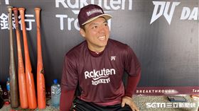 ▲樂天桃猿捕手嚴宏鈞說明偷暗號爭議。（圖／記者張沛嘉攝影）