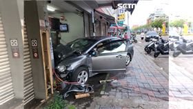 台中清水區發生驚悚車禍，轎車失控撞進刈包店，造成5人受傷送醫。（圖／翻攝畫面）