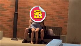 基隆港近日發生一起「活春宮」事件，有一對情侶在西1B碼頭微笑步道的長椅上，以男下女上姿勢，忘情擺動搖晃，嘿咻過程全被目擊民政拍下，事情傳出後引起熱議。基隆港務局指出，已派員調閱監視器畫面，待查明男女身分後，將通知到案說明。