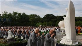 慈濟5月12日舉辦2024年「佛誕節、母親節、慈濟日」浴佛大典，慈濟創辦人證嚴法師親臨現場帶領浴佛。（圖／慈濟基金會提供）