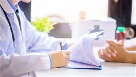 看醫生,問診（示意圖／攝影者jcomp／freepik）