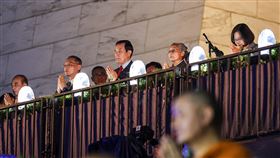 蔡總統與馬英九同台浴佛大典（2）總統蔡英文（後排右）12日出席「2024年佛誕浴佛．孝親感恩祈福會」，與前總統馬英九（後排右3）、前立法院長王金平（前排左）等人一同參加浴佛典禮，為社會祈福。中央社記者鄭清元攝  113年5月12日