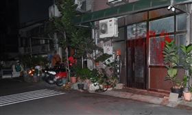 ▲因財務糾紛，嫌犯夥同友人潑灑紅漆洩憤。（圖／桃園電子報）
