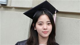 歐陽娜娜畢業。（圖／翻攝歐陽娜娜工作室）
