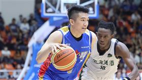 SBL總冠軍賽  裕隆東方譯慷持球進攻第21屆SBL超級籃球聯賽總冠軍賽12日下午在板橋體育館登場，由裕隆納智捷隊與台灣啤酒隊進行決勝第5戰，裕隆陣中東方譯慷（左）場上持球進攻。中央社記者趙世勳攝  113年5月12日