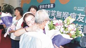 病友張博勝（右一）表示，太太（右二）是他的後盾，感謝讓他更堅強的走下去。（圖／彰基提供）