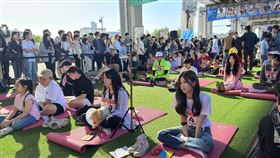 韓國發呆大賽10週年 大批人潮圍觀發呆大賽12日下午在韓國首爾盤浦漢江公園潛水橋邊舉行，吸引大批人潮圍觀。中央社記者廖禹揚首爾攝  113年5月12日