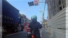 彰化福興鄉一名71歲婦人急著過馬路，慘遭綠燈起步的大貨車輾斃。（圖／翻設記者爆料網）