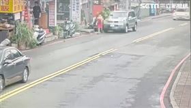 北市前菁山里長何姓老翁開車右轉時追撞周姓便當店老闆娘。（圖／翻攝畫面）