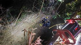 台中男深夜跑山自撞　噴飛墜山溝⋯車全毀