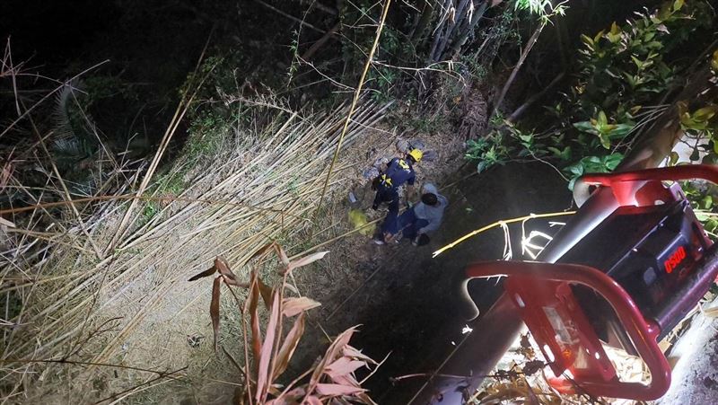 台中男深夜跑山自撞　噴飛墜山溝⋯車全毀