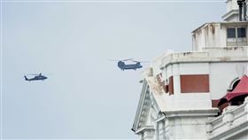 520就職空中兵力預演（3）520總統、副總統就職典禮國軍空中兵力預演13日早晨登場，陸軍出動CH-47SD契努克運輸直升機（右）、UH-60M黑鷹直升機（左）通過總統府上空。中央社記者張皓安攝  113年5月13日