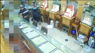 男球棒攻擊銀樓老闆　偵查佐經過入內壓制