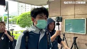 網紅「培根」在北市信義商圈撒玩具鈔被警方約談。（記者楊忠翰攝影）