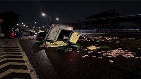 北市萬華區水源快速道路13日凌晨發生裝有雞腿的小貨車自撞翻覆事故。（圖／翻攝畫面）