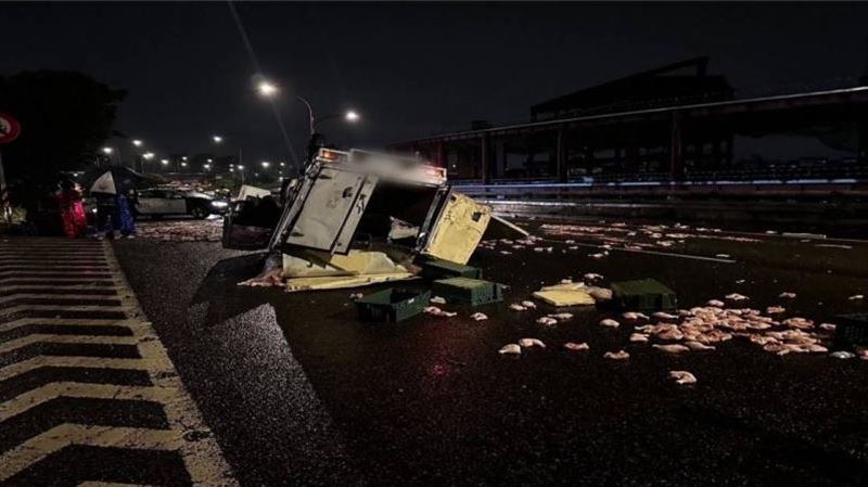 水源快速道路貨車自撞　雞腿噴飛灑整路