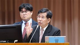 潘文忠列席立院文教委員會備詢即將卸任的教育部長潘文忠（右）13日赴立法院教育及文化委員會報告備詢，潘文忠提到自己任期7年多，COVID-19疫情期間是最大挑戰，但因中央與地方一起努力，讓學生學習沒有中斷，重大入學考試也都克服困難舉行。中央社記者鄭清元攝  113年5月13日