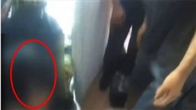 北市文山區日前有一名男子情緒激動，竟持刀與警方對峙，最終被電擊倒地。（圖／翻攝畫面）