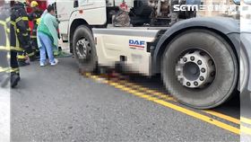 59歲婦人在秀傳醫院附近遭聯結車捲入車底，護理師見狀立即衝上前搶救。（圖／翻攝畫面）