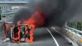 國4貨車翻覆起火竟傳酒味！2百箱高粱全破