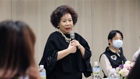 徐巧芯,黃越綏,老太婆