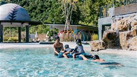 「台東紅葉谷綠能溫泉園區」除了泡湯溫泉外，還有滑水道與水療設施，享受溫泉戲水的動態樂趣。（圖／飯店旅宿業者提供）