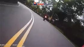 新北市1名男子騎乘紅牌重機行經北宜公路滑落邊坡。（圖／翻攝自WoWthout）