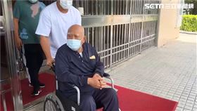 台南前議長吳健保涉假球案遭判刑10年，今假釋出獄，滿頭白髮坐輪椅，身體狀況大不如前。