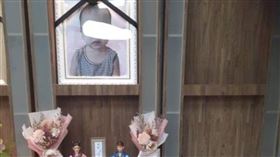 女童親友無力負擔7萬喪葬費，供桌上也僅有簡單的餅乾水果。（圖／角兒愛心公益協會提供）