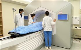 精準的影像導引放射治療成功幫助了無法開刀的中高齡族群。圖/桃報