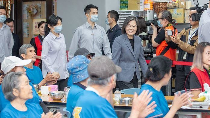小英「長照」近九成滿意　藍白支持者也挺