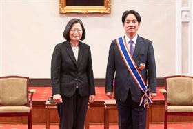 蔡英文總統今（13）日頒授副總統賴清德。（圖／總統府提供)