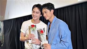 范少勳、劉俊謙《我在這裡等你》出席映後收到花。（圖／抓馬文化提供）