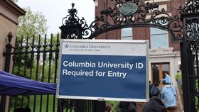 美國哥倫比亞大學要求出示證件美國紐約市警察4月30日進入哥倫比亞大學校園，逮捕並驅散占領校內大樓和近兩週在校內紮營的挺巴勒斯坦示威人士後，進入校園者都須出示學生證或教職員證明。攝於5月10日。中央社記者鍾佑貞紐約攝  113年5月13日
