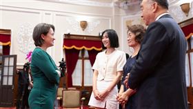 國防部長邱國正今（13）日赴總統府接受贈勳罕見帶著夫人及女兒（穿白衣)現身。（圖／總統府提供)