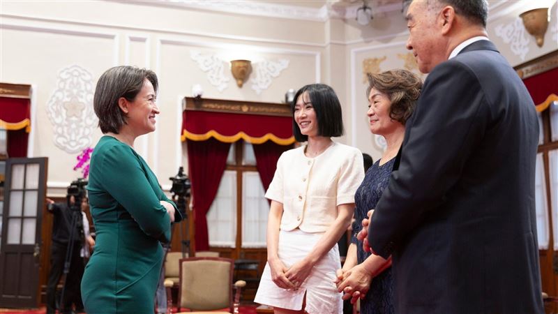 蔡英文授勳　邱國正罕見帶女兒一同現身
