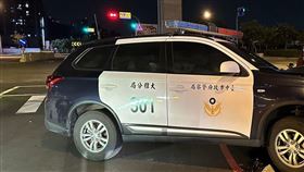 台中大雅分局警車追車，不慎衝撞路邊燈桿及監視器主機箱，3人輕傷。（圖／民眾提供）