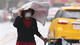 全台各地短暫陣雨  氣溫稍降中央氣象署13日指出，上午仍受鋒面影響，各地有短暫陣雨或雷雨，預計下半天降雨趨緩；溫度方面，白天各地高溫較12日下降，北部及宜、花高溫預測為攝氏24、25度，其他地區為27至30度。圖為台北市萬華區，路上行人用塑膠袋遮擋雨勢。中央社記者趙世勳攝  113年5月13日